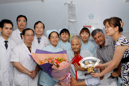 广州复大纳米刀治疗前列腺癌，医疗团队切除18公斤巨瘤